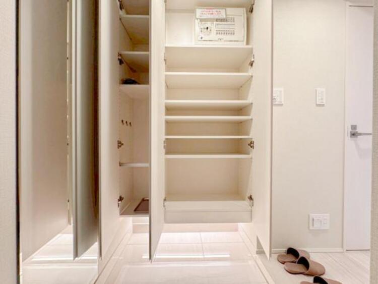 その他 シューズクロークには靴の収納以外のもとても便利です。ベビーカーやアウトドアグッズもスッキリと