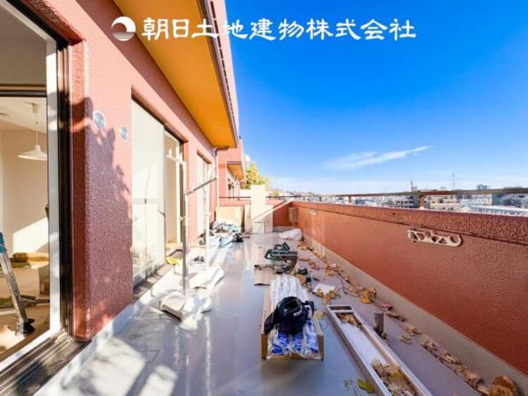 バルコニー 日々の暮らしの中で当たり前のように光と風を演出してくれるバルコニーです。