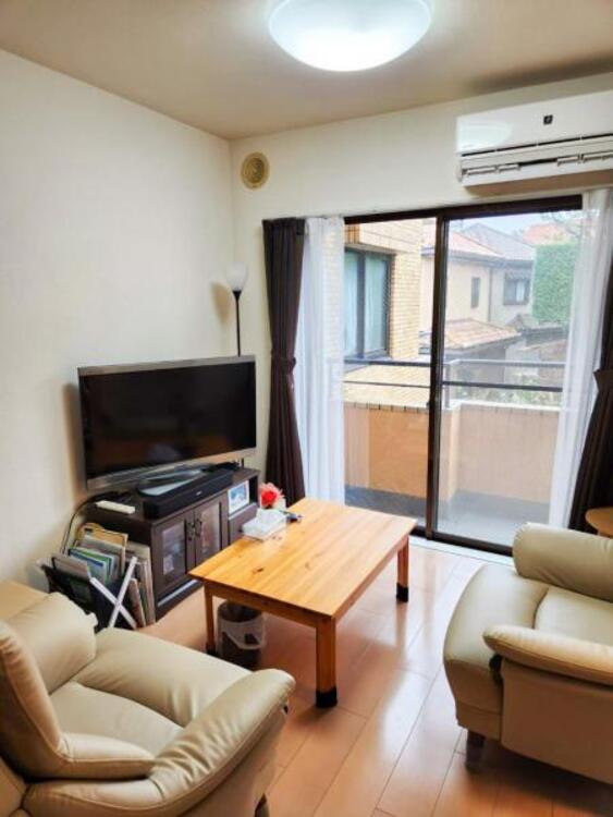 居間 家族の会話や笑顔が行き交うリビングで、子供を走り回らせたい。ダイニングテーブルでゆったり食事を堪能。光と風が溢れる開放的なリビングダイニングには、くつろぎの空間を生み自然と家族みんなが集まってきます 