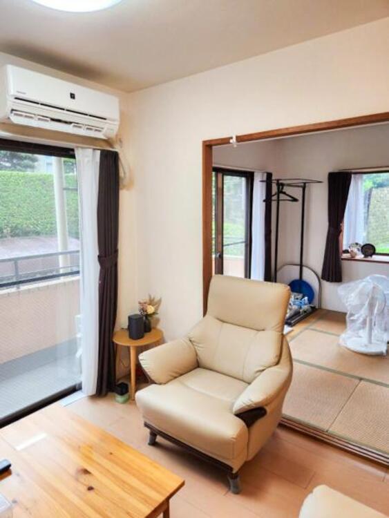 居間 お天気が晴れの日は照明をつけなくても充分明るいリビングです！どこか落ち着きのある広々とした内装です！皆で過ごす空間が、目に浮かんでくる様な優しいリビングダイニングです！くつろいだり楽しい時間を是非！ 