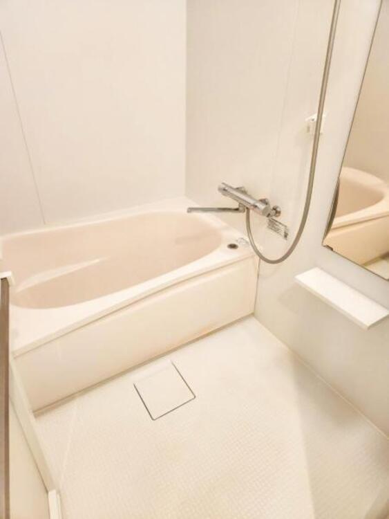 風呂 【浴室】ゆったりと寛げる広々バスで足を伸ばしてリラックス。　最新のユニットバスは設備も充実です。 