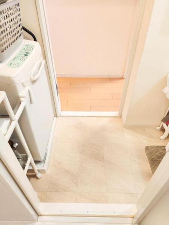 洗面 【洗面・脱衣所】ストレスフリーな広いランドリースペース。大きな洗濯機乾燥機もしっかりとおけます。 