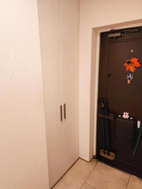 収納 【玄関収納】ご家族分の靴もしっかり収納できる大型シューズボックス付き！扉付きなので玄関がいつもすっきりみえるデザインです。 