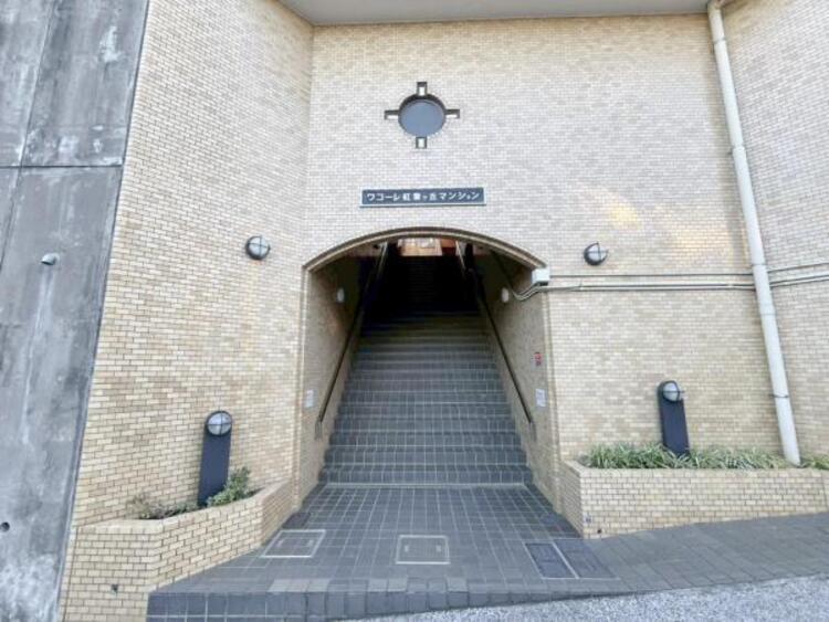 エントランス 【エントランス】重厚感の溢れるエントランスはマンションの顔！帰宅時、来客時に誇れる空間を演出します！ 