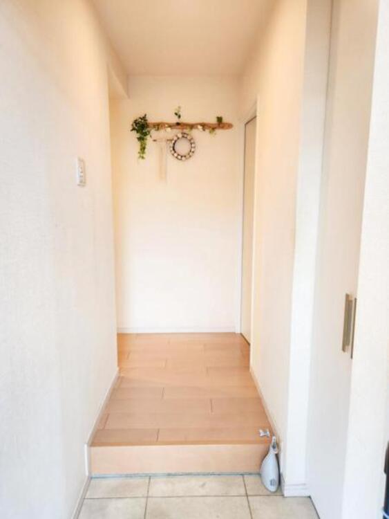 その他 【玄関】お出かけの際に小さなお子様のいるご家庭でもゆったりと靴を履かせて上げることができます。大きな荷物や抱っこしながらでもスムーズに出入り可能なストレスの少ない玄関です。 