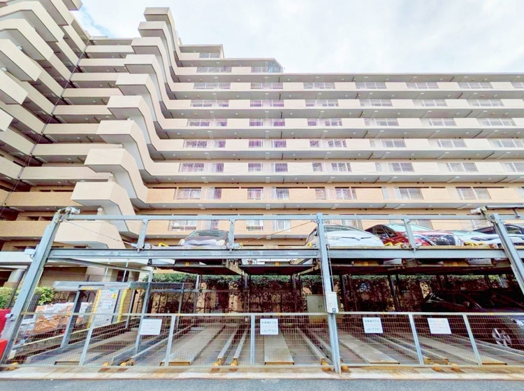 駐車場 カースペースも完備しております。遠出や出勤には必須の設備です。