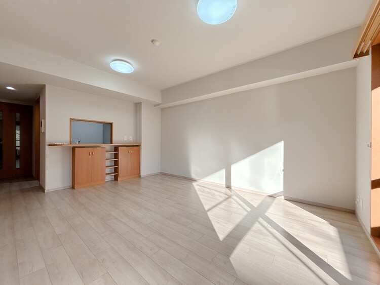 居間 快適に過ごす毎日を求めて、暮らしの中でご自身の「マイホーム」に創り上げてください。