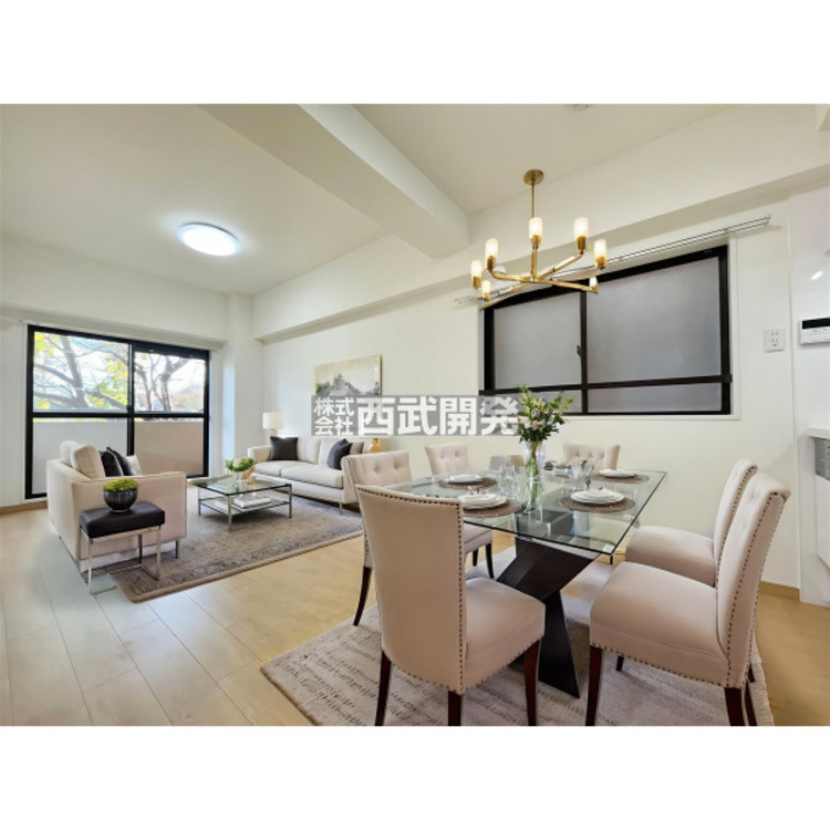 居間 【配置してある家具や小物はCGによるイメージです。】