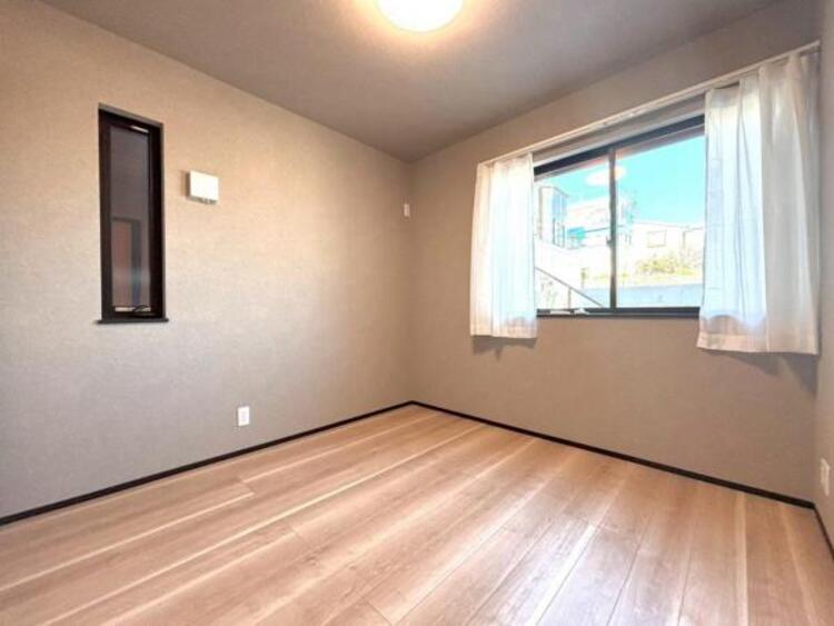 内装 陽光も降り注ぐ明るく開放的な空間が魅力的。時を忘れて過ごす場所として過ごせるお部屋。 