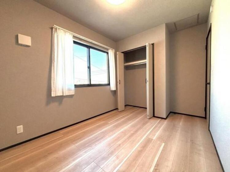内装 季節のお洋服などの保管が可能な収納スペースを設けております。居室内に余計な収納を置く必要がないため、家具を置くスペースを広く確保できます。 