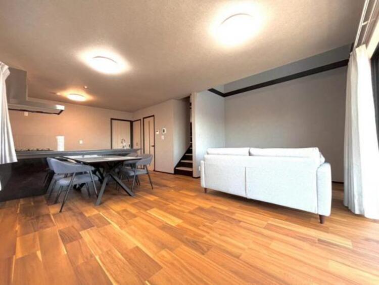 居間 ソファーやダイニングテーブルを置いてもゆとりのある広々リビングです。ご家族みなさんで寛げる空間をぜひ現地で体感してみてください。（配置してある家具はディスプレイ用になります）  