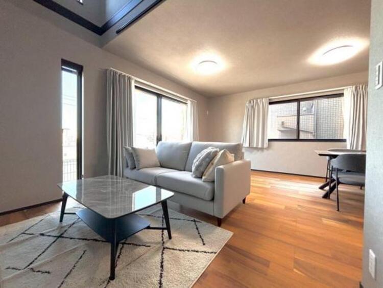 居間 お気に入りのソファで一日ゆったりとくつろぐ時間を最優先にする。寝る前のひととき、柔らかな光の下で画集を開きながら静かなときを過ごしたい。そんな自分スタイルをかなえられる空間です。 