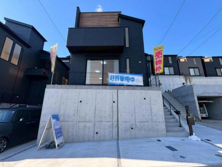 外観 都会的なデザインながらも主張しすぎず、ひっそりと溶け込む家。なによりも天気の良い空、緑と好相性。そのスマートな佇まいについ足を止めてしまいそうになります。 