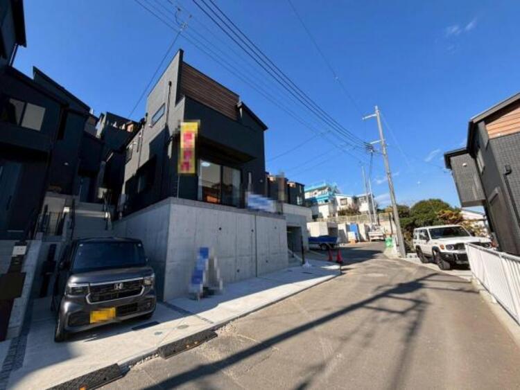 外観 前面道路が広く、間口もゆったり。駐車が苦手なママもらくらく停められます。 