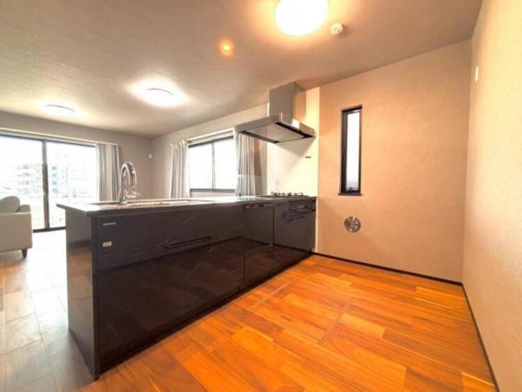 キッチン 広々としたシステムキッチンは2人で立っても窮屈さを感じさせません。お休みの日にご家族みんなでお料理を楽しめます。 