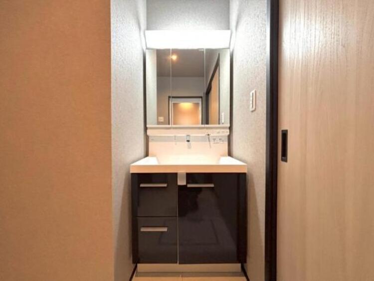 洗面 三面鏡の付いた洗面化粧台は、鏡面裏側にも機能的な収納を配置。普段使いの洗面小物やスキンケア用品などが衛生的に保管できます。 