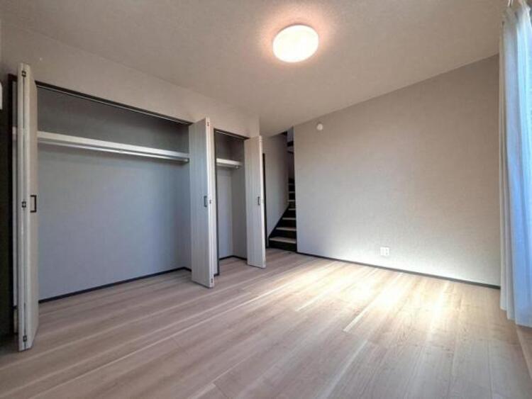 収納 クローゼットには棚やハンガーパイプが備えられているので、大切なお洋服にしわを付けずにそのまましまうことが出来ます。思い出と一緒に大切に保管しましょう。 