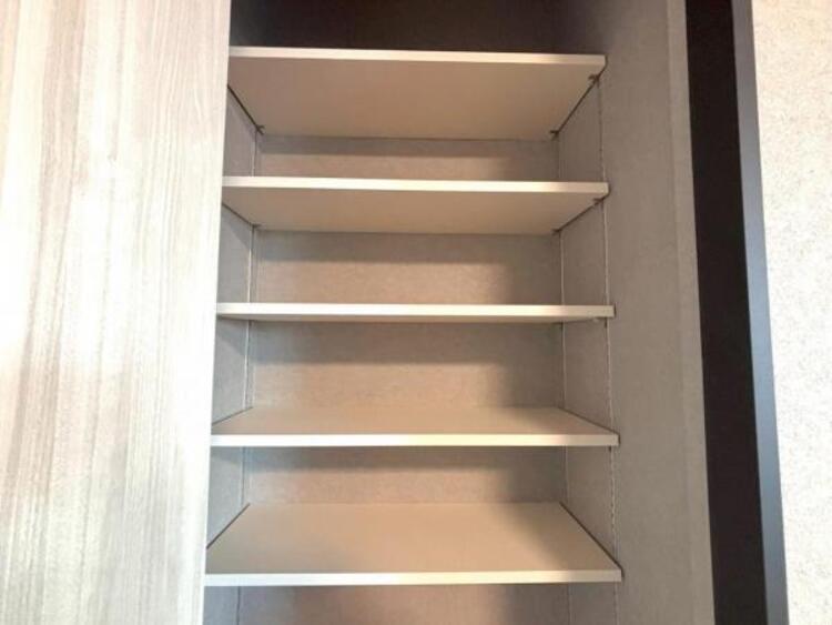 収納 キッチン横には、可動棚のオープンスペースを確保。パントリーとしてお使いいただけるほか、日用品や掃除道具を収納するスペースとして活用できます。 