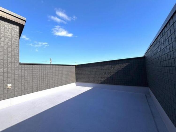 バルコニー 陽光、風通しのよいルーフバルコニー。お洗濯物も乾かしやすいですね。 