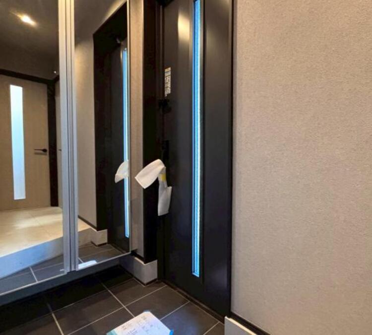 その他 高いデザイン性を持つ玄関は、安らぎに満ちた生活空間を予感させてくれます。鏡は靴を履いた全身を写せるので、外出時の最終チェックに最適です。 