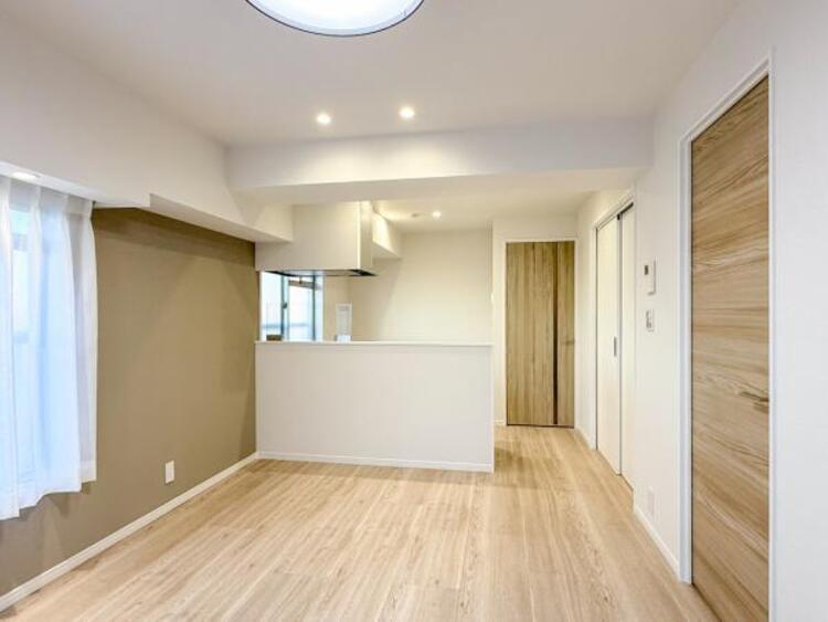 居間 ここにはみんなが集い、食事と楽しい会話が始まる。そんな束の間の幸せを感じさせてくれる場所です。