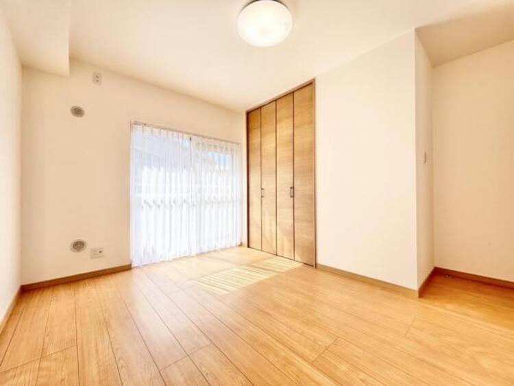 内装 日々の疲れを癒してくれる主寝室。自由度が高いので家具のレイアウトでお好みの空間を創りだせます。