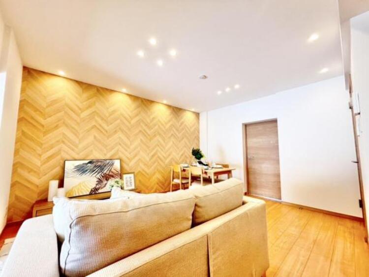 居間 ソファーやダイニングテーブルを置いてもゆとりのある広々リビングです。ご家族みなさんで寛げる空間をぜひ現地で体感してみてください。