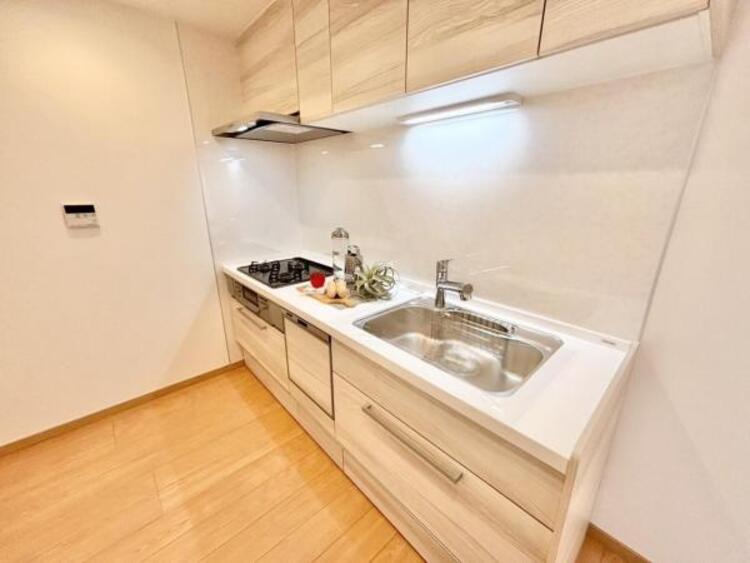 キッチン 広々としたキッチンスペース。食洗機が付き、収納力もあるキッチンはお料理が捗ります。