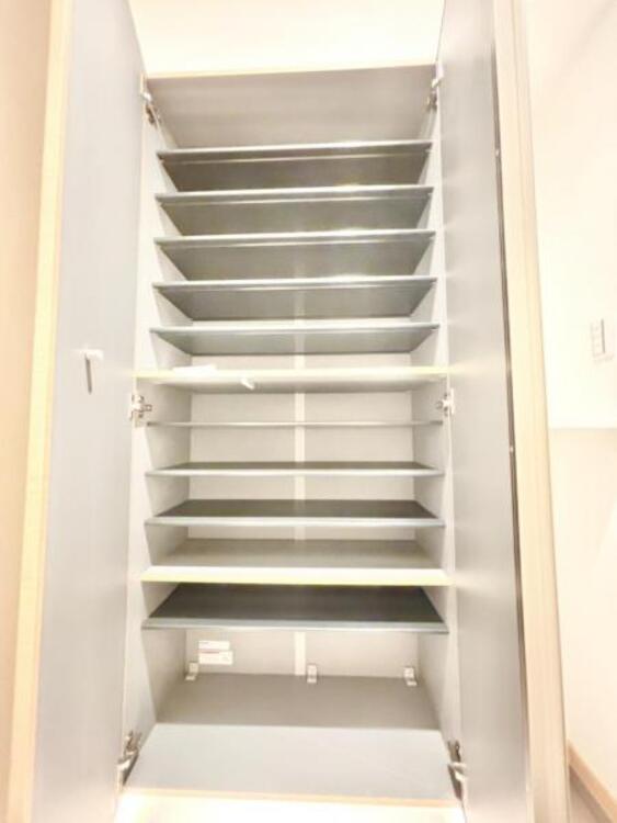 収納 背の高い大型のシューズボックスには靴やブーツなどがたくさん収納可能。