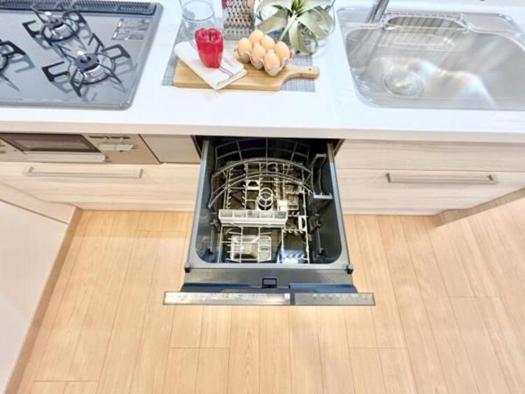 設備 食器洗浄乾燥機　食器の後片付けに便利な食器洗浄乾燥機を標準装備。ビルトインタイプなので見た目もスッキリ、特に共働き世帯のご家族には必須品です。