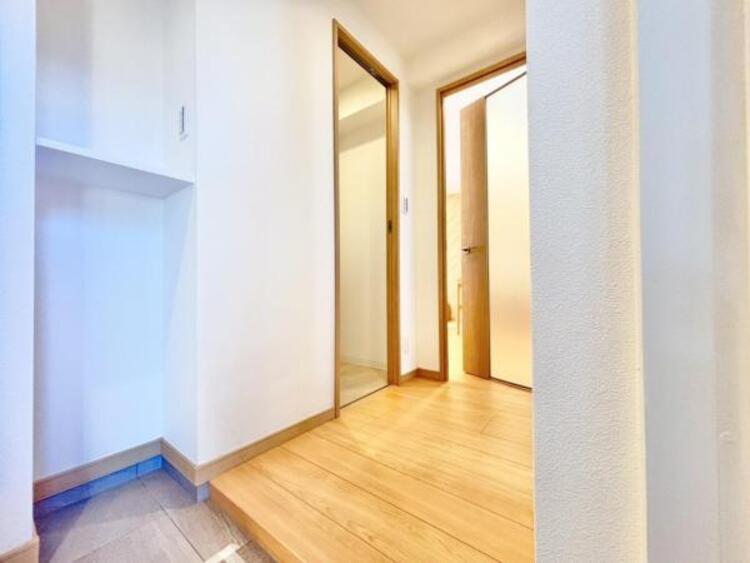 その他 空間を効率的に利用し、玄関シューズボックス横に収納スペースを確保しました。一日の始まりと終わりを美しく演出します。