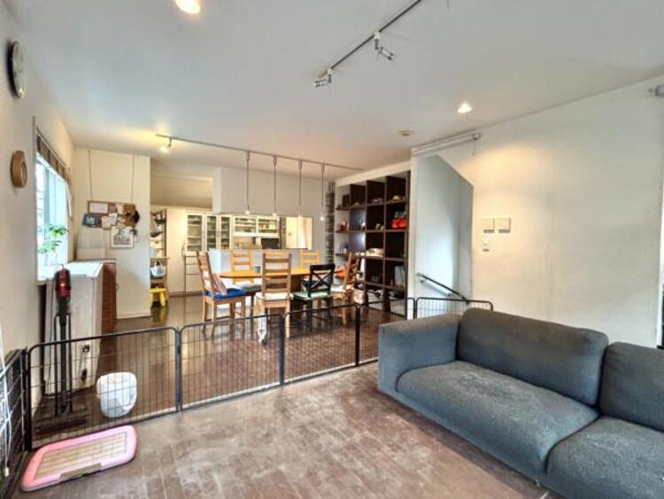 居間 ゆったりとくつろげる、明るく開放的なリビング空間です。