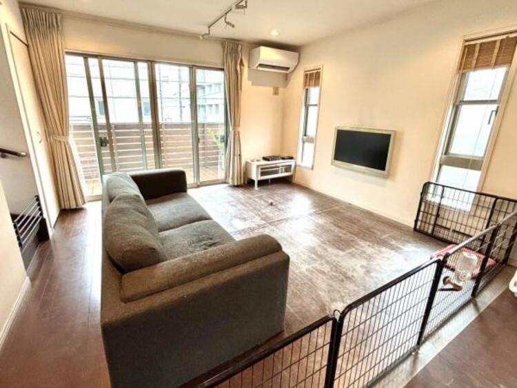 居間 室内にたっぷりと光が差し込む、快適なリビングです。