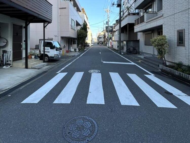 外観 幅員のある道路で、車の出入りもスムーズに行えます。