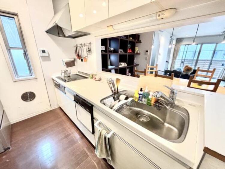 キッチン 広々としたキッチンで、家族みんなで料理を楽しめます。