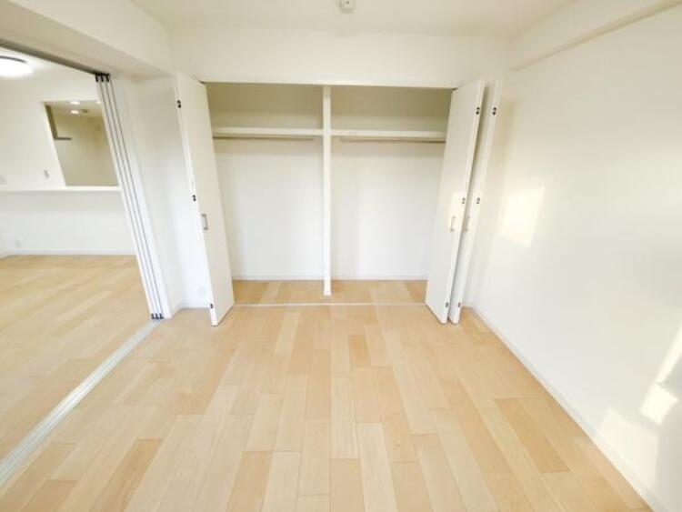 収納 ベッドルームにも空間を上手く利用し、クローゼットを設置。クローゼットを有効活用すれば、生活空間をより上質なものにしてくれるでしょう。ベッドルームも綺麗に保てます