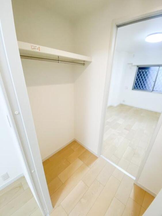 収納 ウォークインクローゼットがある生活はクローゼット内で着替えができますし、その日のコーディネートが簡単にえらぶことができます。大きな荷物も収納できますね。