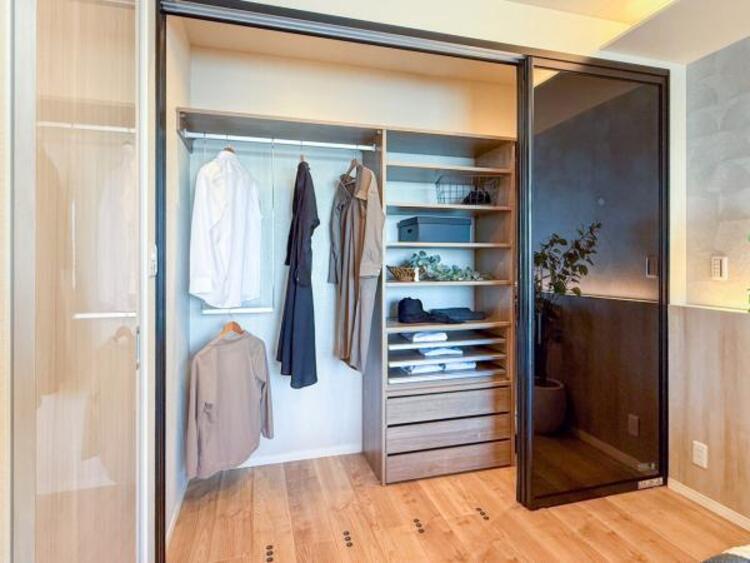 収納 【家具・小物（調度品）は販売価格に含まれません】たくさんの洋服をかけられる収納力と取り出しやすさが魅力のウォークインクローゼット。普段使わない家電やスーツケース、ストック品など何でも収納できる嬉しい空間です。