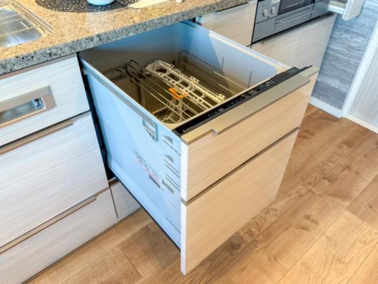 設備 食器洗浄乾燥機　食器の後片付けに便利な食器洗浄乾燥機を標準装備。ビルトインタイプなので見た目もスッキリ、特に共働き世帯のご家族には必須品です。