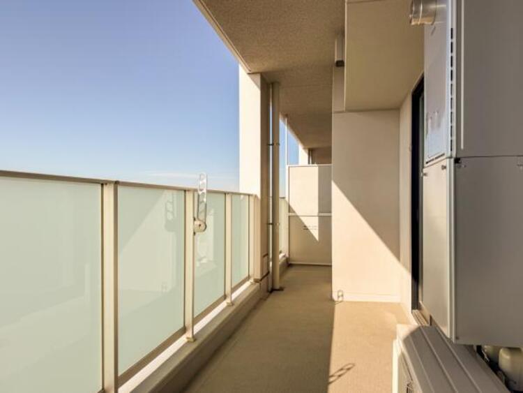 バルコニー 陽の光に照らされるバルコニーを爽やかな涼風が吹き抜けていきます。心を落ち着かせ開放してくれる眺望が今日も家族を包み込みます。