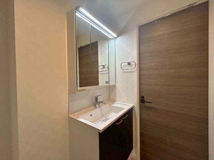 その他 清潔感を感じられる洗面化粧台。