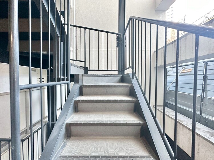 その他 共用部の階段です。明るく清潔に管理されています。