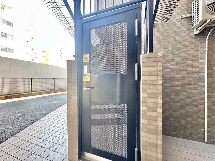 その他 共用部の階段です。明るく清潔に管理されています。