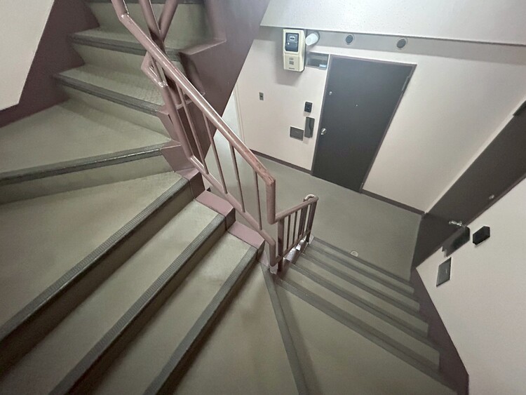 その他 共用部の階段です。明るく清潔に管理されています。