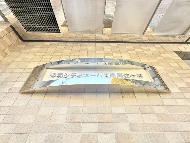 その他 スタイリッシュなエンブレム。お洒落なマンションは入り口から。