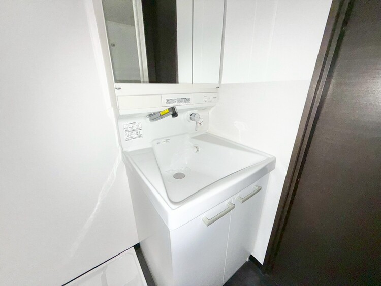 その他 清潔感を感じられる洗面化粧台。