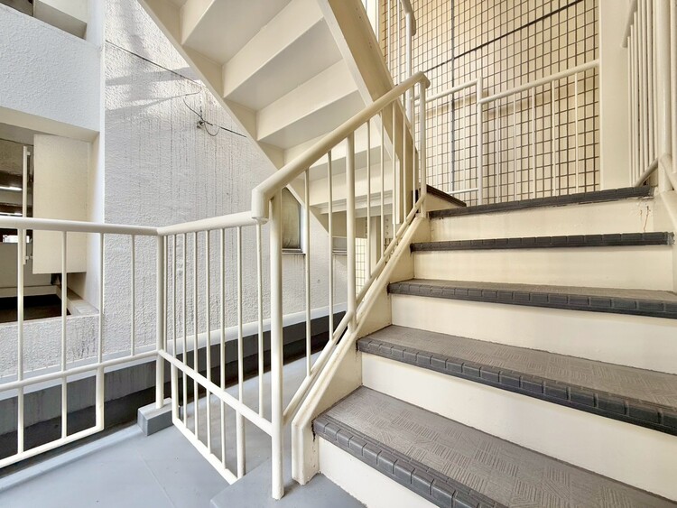 その他 共用部の階段です。明るく清潔に管理されています。