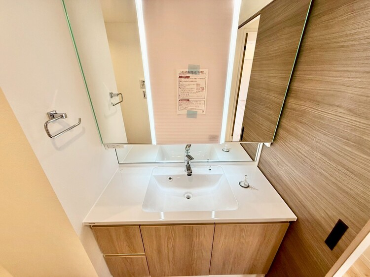 その他 清潔感を感じられる洗面化粧台。