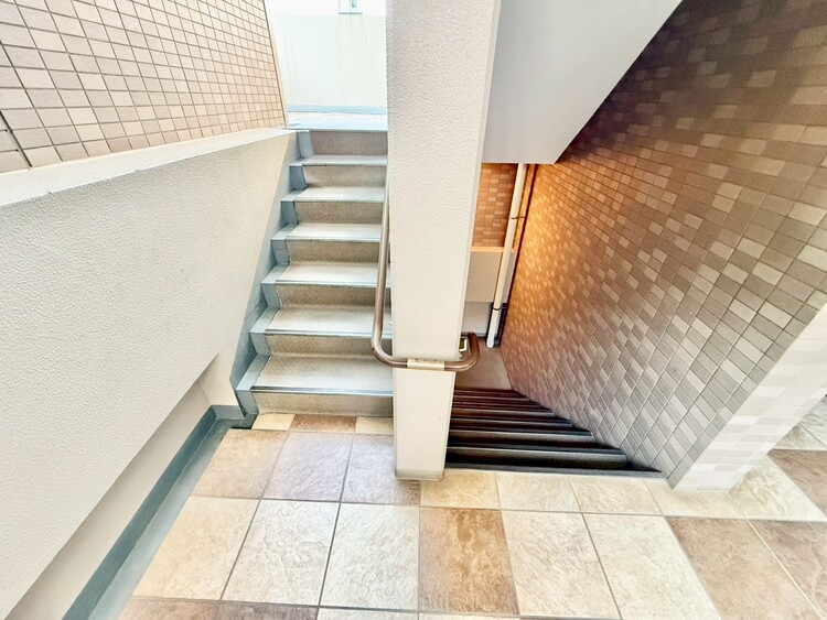 その他 共用部の階段です。明るく清潔に管理されています。