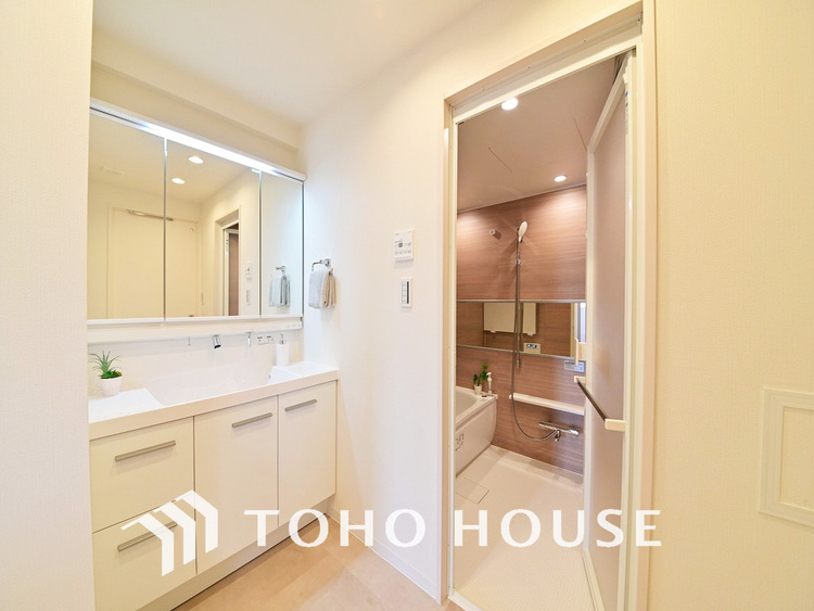 洗面 新規設置の洗面化粧台。収納豊富で使い勝手の良い3面鏡です